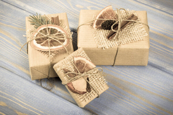 Завернутые подарки с верёвкой и украшением на Рождество или другой праздник
