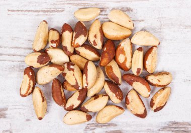 Brezilya fıstığı sağlıklı beslenme kavramı eski rustik gemide yığını