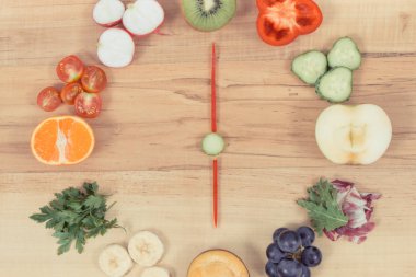 Taze olgun besleyici meyve saati yaptı ve sebze gösterilen 6 pm, sağlıklı yemek kavramı zaman