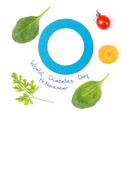 Taze olgun sebze ve Dünya Diyabet günü, beyaz arka plan üzerinde metin için kopya alanı sembolü olarak kağıt mavi daire
