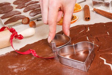 Kurabiye keskisi ya da kurabiye pişirmek için hamur kullanan bir kadın eli ya da zencefilli ekmek, Noel zamanı konsepti