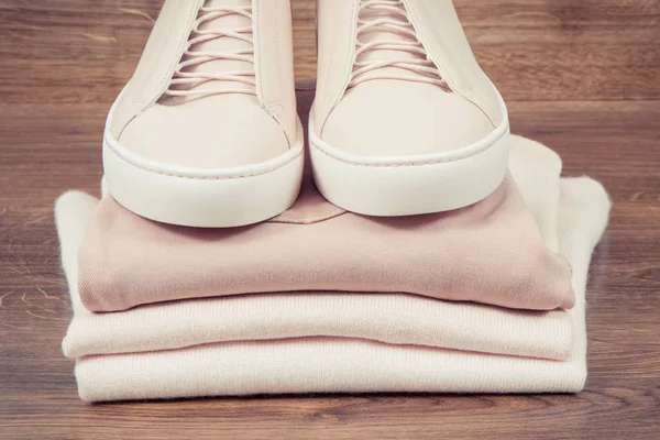 Foto Vintage Zapatos Cuero Rosa Para Mujer Ropa Acostada Tablas —  Fotos de Stock