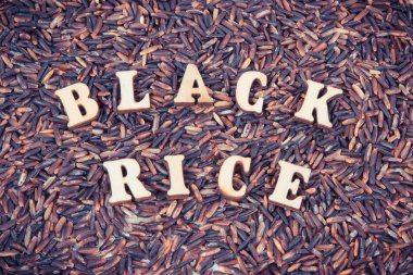 Vintage Fotoğraf, yığın siyah pirinç, sağlıklı kavramı ve gluten ücretsiz beslenme