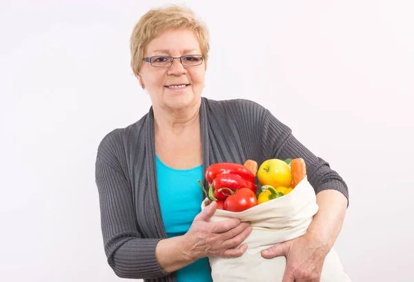 Gelukkig Oudere Senior Vrouw Houden Van Boodschappentas Met Fruit Groenten — Stockfoto