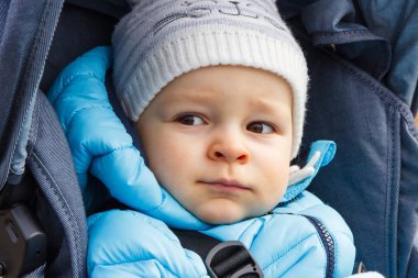 Bebek arabası, çocuklar için sıcak giysiler kavramı içinde küçük çocuk
