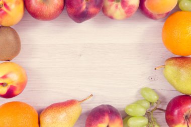 Sağlıklı yaşam tarzları için besleyici vitaminler ve mineraller içeren taze doğal meyveler çerçevesi, beyaz tahtada yazı veya yazılar için yer