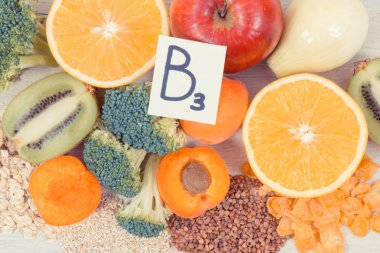 Besleyici farklı ürünler ve B3 vitamini, beslenme lifleri ve doğal mineraller içeren malzemeler, sağlıklı yaşam tarzı ve beslenme