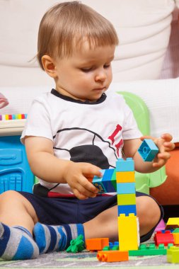 Plastik renkli bloklar ile oynayan küçük çocuk çocuk gelişimi kavramı