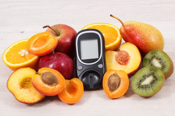 血糖计 用于测定糖尿病患者健康生活方式中含有营养的维生素和矿物质的糖含量和果实 — 图库照片