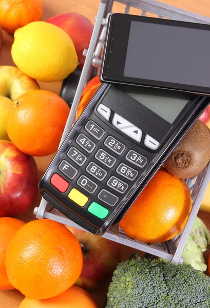 Nfc 野菜のショッピング カート キャッシュレス プラスチックを携帯電話で支払い端末クレジット カード リーダーがショッピング代金 — ストック写真