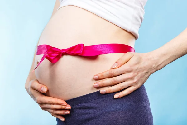 Γυναίκα Έγκυος Ροζ Κορδέλα Στην Κοιλιά Της Έννοια Της Επέκταση — Φωτογραφία Αρχείου