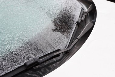 Buz ve kar araba penceresinde, ulaşım kış sorunları kavramı