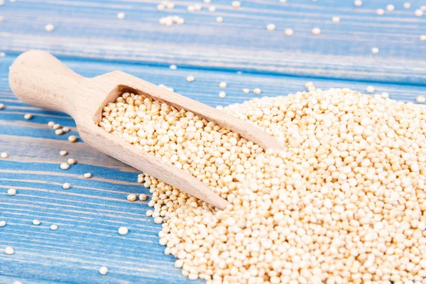 Quinoa Häufchen Mit Holzlöffel Als Vitaminquelle Gesundes Ernährungskonzept — Stockfoto