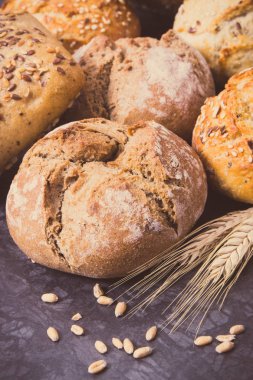 Tahta kaşık ve çavdar tohumu tohumu ile rulo ya da ekmek