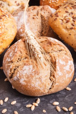 Kahvaltıda taze kepekli ekmek ya da ekmek ve çavdar ya da buğday taneli tohumlar.