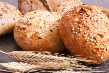 Taze pişmiş kepekli rulo veya ekmek kahvaltı ve çavdar ya da buğday başak