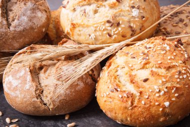 Taze gevrek kepekli rulo veya tohum ve çavdar başak ekmek