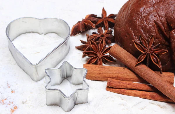 Kruid Voor Bakken Cookie Cutters Deeg Voor Peperkoek Kerstkoekjes Liggend — Stockfoto