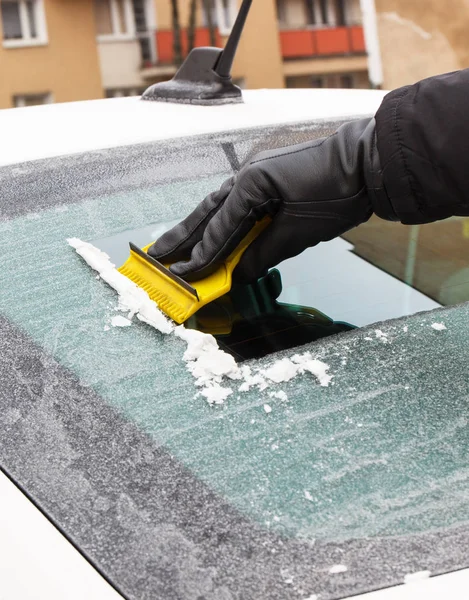 Mão Luvas Segurando Raspador Amarelo Removendo Gelo Neve Janela Carro — Fotografia de Stock