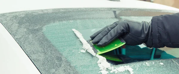 交上黑色皮革手套 刮去汽车挡风玻璃上的冰或雪 冬季交通概念中的问题 — 图库照片