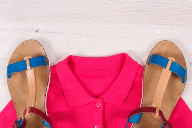 Çift kadınca deri sandalet ve gömlek, kadın için casual giyim kavramı