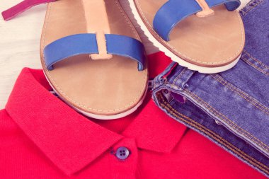 Kadınca deri sandalet, kot pantolon ve gömlek, kadın için casual giyim kavramı