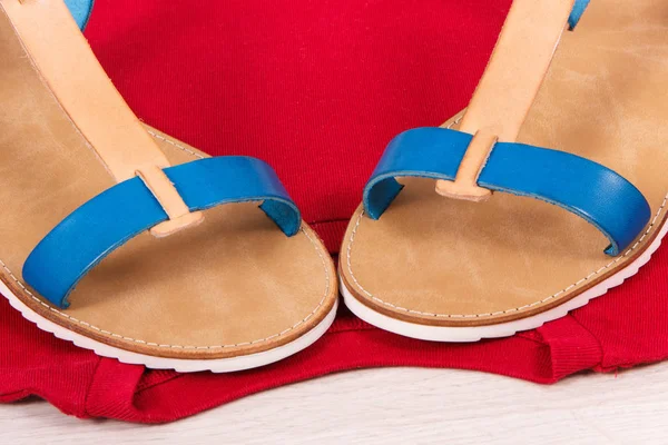 Şık Konforlu Deri Sandalet Kırmızı Pamuklu Gömlek Veya Kadın Için — Stok fotoğraf