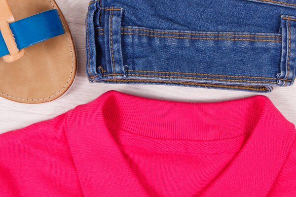 Модные и удобные кожаные сандалии, синие джинсы и красная хлопковая рубашка или свитер для женщины