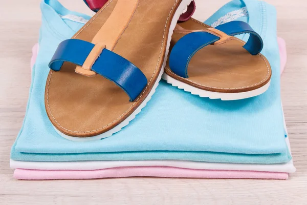 Sandálias Camisas Couro Feminino Conceito Roupas Confortáveis — Fotografia de Stock