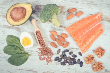 Klasik fotoğraf, Omega 3 asitlerinin doğal kaynakları doymamış yağlar ve beslenme lifleri, sağlıklı beslenme kavramı.