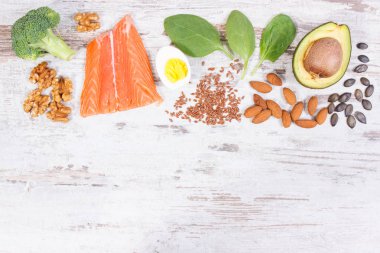 Doğal Omega 3 asit kaynakları, doymamış yağ ve beslenme lifleri, sağlıklı beslenme kavramı, kırsal kesimdeki yazı için kopyalama alanı