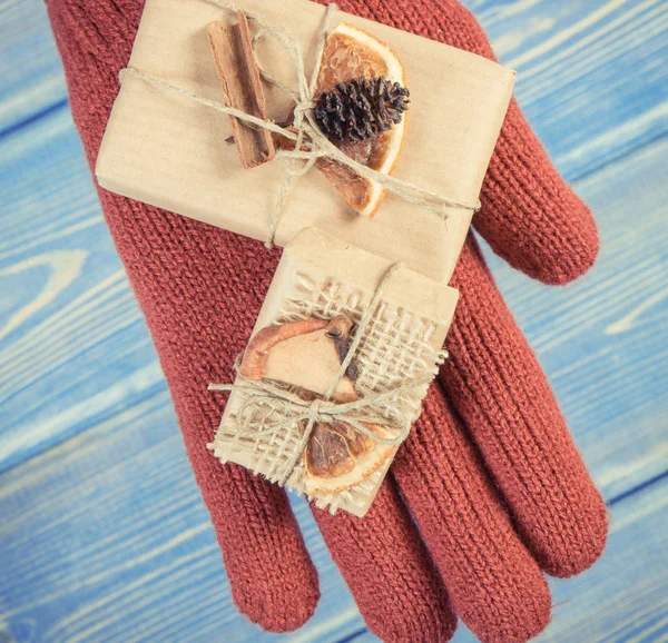 Vintage Φωτογραφία Χέρι Της Γυναίκας Στα Γάντια Κρατώντας Διακοσμημένα Δώρα — Φωτογραφία Αρχείου