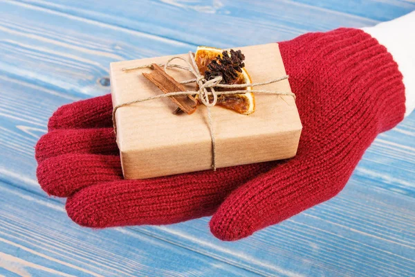 Χέρι Κόκκινο Μάλλινα Γάντια Κρατώντας Διακοσμημένα Δώρα Για Χριστούγεννα Ημέρα — Φωτογραφία Αρχείου
