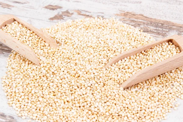 Quinoa Frön Med Trä Skopor Som Innehåller Naturliga Mineraler Och — Stockfoto