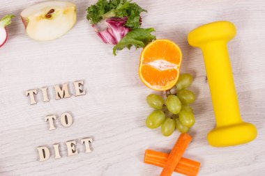 Yazıt ile meyve ve sebze ve halter fitness içinde kullanarak, kavramı besleyici gıda ve sağlıklı yaşam için diyet vakti
