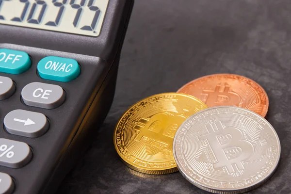 Moedas Bitcoin Com Calculadora Como Símbolo Criptomoeda Finanças Modernas Pagamento — Fotografia de Stock