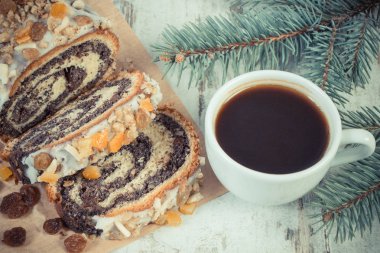 Vintage Fotoğraf, Poppy cake, siyah kahve çekirdeği ve gemide çam dalları, tatlı ve geleneksel yerleştirilmiştir dekorasyon Noel zamanı, haşhaş pasta cilası