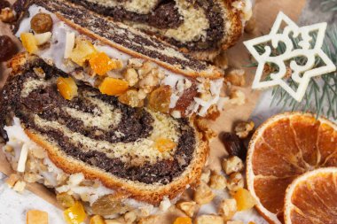 Pasta ve ladin şubeleri, tatlı ve dekorasyon Noel için ev yapımı haşhaş tohumu