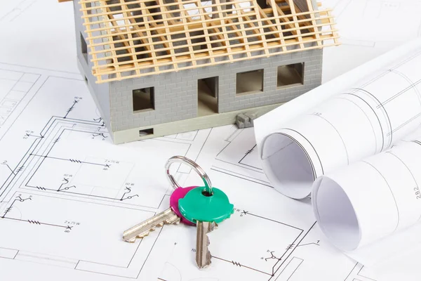 ホーム キーおよび電気ロール プロジェクト 建築家コスト概念の図面の中の小さな家 — ストック写真