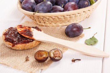 Ahşap bıçak ve Erik ile taze sandviç jüt çuval bezi, hazırlık lezzetli breakfast kavramı üzerinde reçel