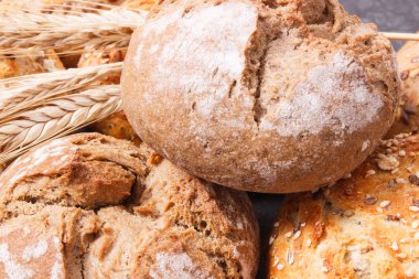 Taze pişmiş, tohum, çavdar ve buğday tohumu ile ev yapımı kepekli börek.