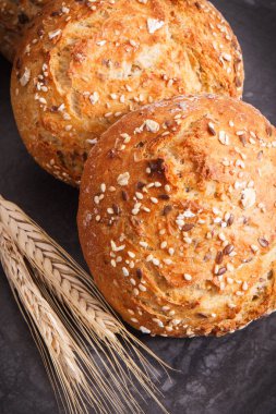 Kahvaltıda taze kepekli ekmek ve çavdar ya da buğday ekmeği.