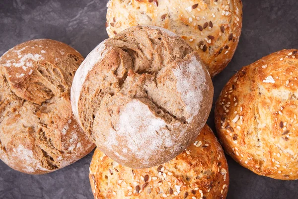 Świeże Pieczone Domowe Chrupiące Bułki Pełnoziarniste Lub Chleb — Zdjęcie stockowe