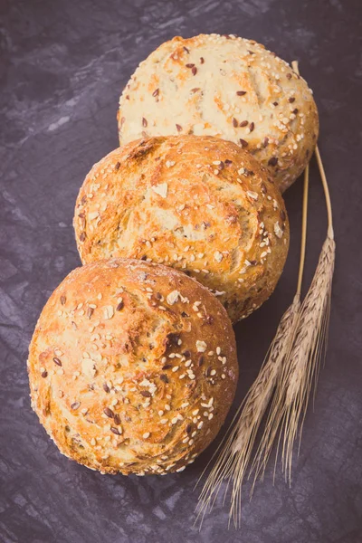 Panini Integrali Freschi Fatti Casa Croccanti Pane Con Semi Spighe — Foto Stock