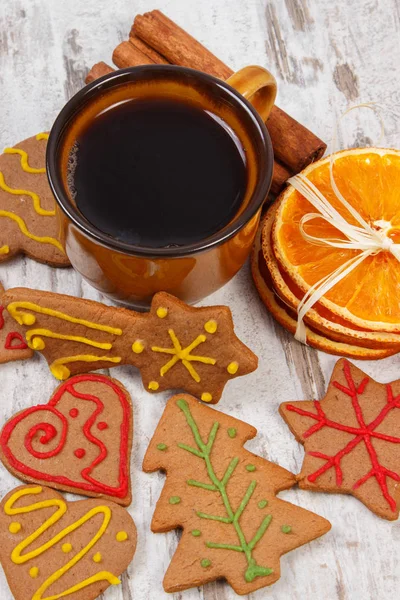 新鲜出炉的自制装饰姜饼或圣诞饼干 一杯咖啡和香料 — 图库照片