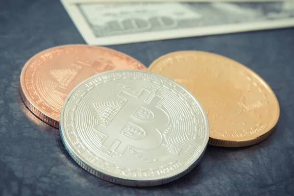 Bitcoins Com Dólar Novo Dinheiro Virtual Criptomoeda Pagamento Rede Internacional — Fotografia de Stock
