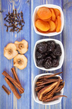 Malzemeler ve içecek veya kurutulmuş meyveler, sağlıklı beslenme Komposto hazırlama baharat kurutulmuş