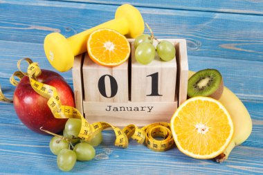 1 Ocak'ta küp takvim, meyve, halter ve şerit metre, yeni yıl kararları sağlıklı yaşam tarzı