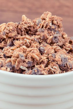 Yulaf gevreği veya granola demir ve diyet lifi içeren çikolata ile