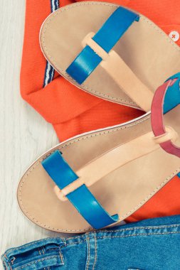 Kadınca deri sandalet, kot pantolon ve gömlek, kadın için casual giyim kavramı